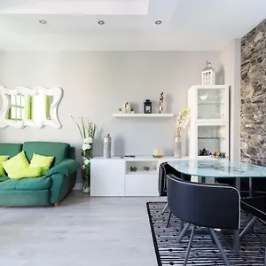  Ferienhaus Homelike Stunning Sea Front House